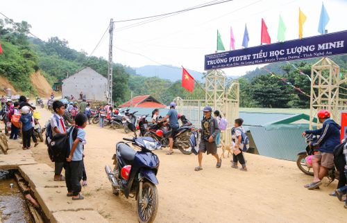 Trường PTDT bán trú Lượng Minh lọt thỏm dưới vực taluy dương. Ảnh: Đình Tuân