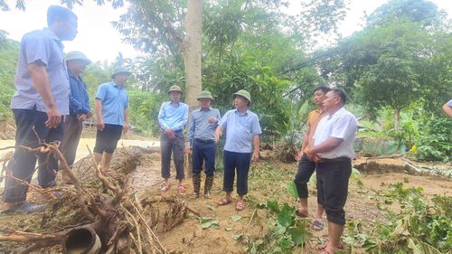 Đoàn công tác của Phó Chủ tịch UBND tỉnh Nguyễn Văn Đệ thăm, khảo sát tình hình lũ quét tại Trường PTDTBT Tiểu học Lượng Minh ngày 1/10/2024. Ảnh: Hoài Thu