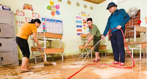 Cán bộ UBND huyện tương Dương và giáo viên Trường PTDTBT Tiểu học Lượng Minh dọn dẹp trường lớp sau lũ quét đêm 30/9/2024. Ảnh: HT