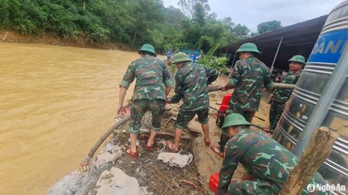 Mép sau của Trường PTDT bán trú Tiểu học Lượng Minh nằm sát bờ khe. Ảnh: Hoài Thu