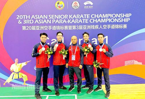 Huấn luyện viên Lê Tiến Nguyện cùng các học trò nhận Huy chương bạc tại Giải vô địch Karate Châu Á năm 2024.