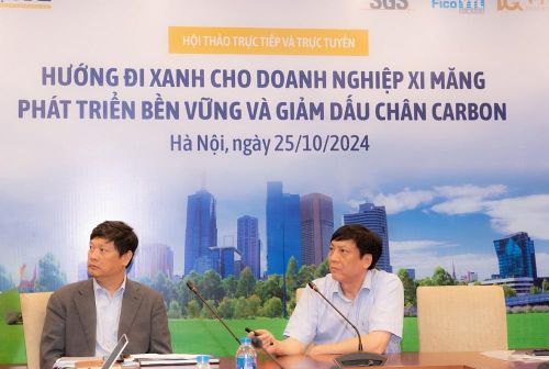 Phó Vụ trưởng Vụ Vật liệu xây dựng Hoàng Hữu Tân trình bày tham luận tại Hội thảo.