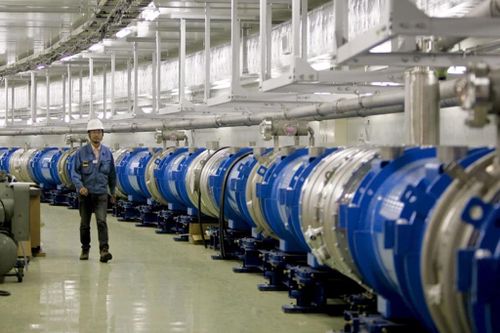 Công nhân tại phòng thí nghiệm hạt neutron tại Nhà Máy Nghiên cứu gia tốc của Nhật Bản. Ảnh: Dai Kurokawa/EPA/Shutterstock