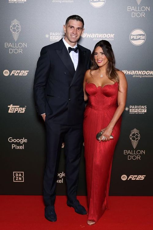 Thủ môn người Argentina Emiliano Martinez bên cạnh bà xã xinh đẹp Mandinha Martinez trong đêm tiệc.