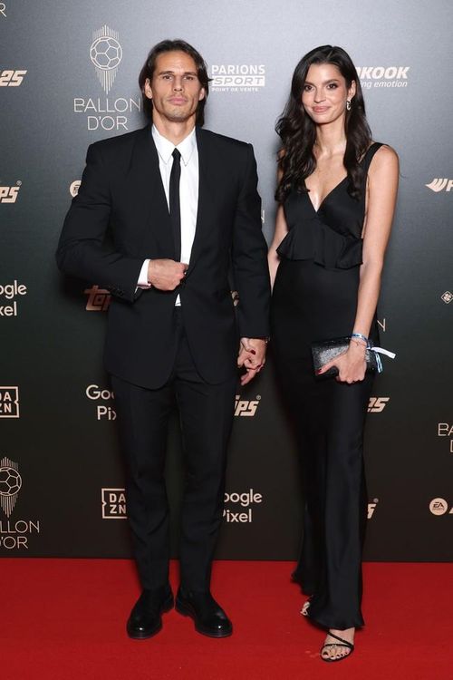 Thủ môn người Thụy Sĩ Yann Sommer cùng vợ Alina.