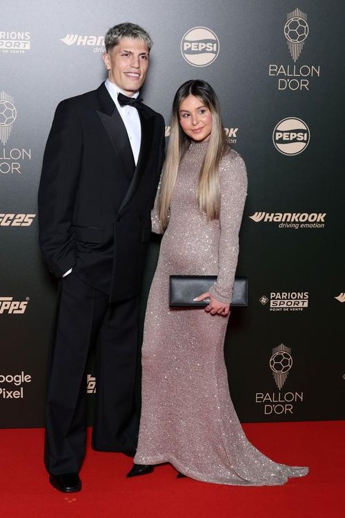 Ngôi sao Manchester United Alejandro tình tứ với bạn gái Eva Garcia.