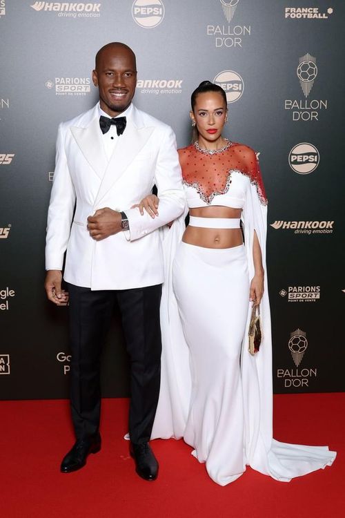 Didier Drogba và bạn gái Gabrielle Lemaire. Cả hai đồng điệu trong trang phục màu trắng.