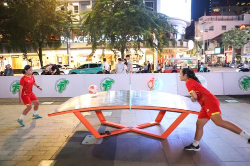 Bạn trẻ thi đấu với bộ môn teqball.