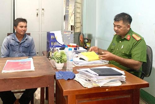  Ông Siu Thuin trao đổi công tác đảm bảo an ninh trật tự trên địa bàn với cán bộ Công an xã Ia Yeng. Ảnh: R.H