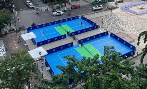 Hai sân pickle ball được ban tổ chức bày tại Phố đi bộ Nguyễn Huệ