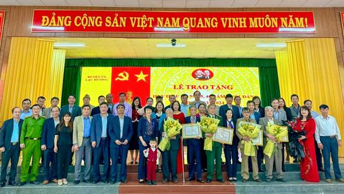 Đồng chí Phạm Thị Phúc - Phó Bí thư Tỉnh ủy, Chủ tịch HĐND tỉnh và lãnh đạo huyện Lạc Dương chụp hình lưu niệm với các đảng viên được trao tặng Huy hiệu Đảng