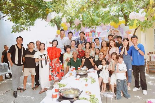 Minh Cúc chia sẻ ngày đóng máy phim "Sao kim bắn tim sao hỏa": "Thỏa nỗi mong ước của bà Khánh. Bà lên chức bác có cháu bồng cháu bế rùi mọi người ơi. Kết thúc những ngày tháng sóng gió, giận hờn... để cuối cùng tất cả đều có những yêu thương xứng đáng". Ảnh: FB Đặng Minh Cúc