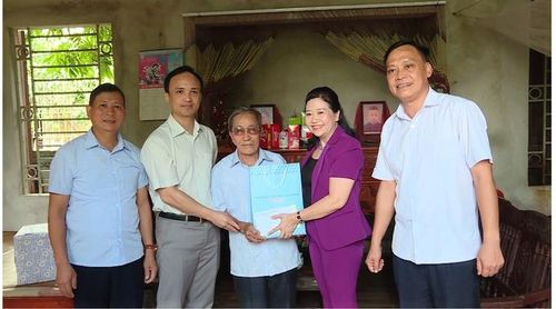 Lãnh đạo tỉnh Ninh Bình thăm và tặng quà thương binh Nguyễn Văn Ký, ở xã Yên Nhân (Yên Mô, Ninh Bình).