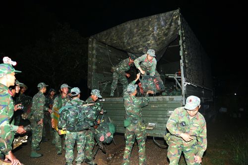  Lực lượng chức năng đang triển khai công tác tìm kiếm vào các khu vực rừng ở Tây Sơn vào đêm 7-11 