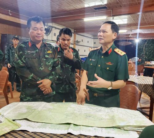  Trung tướng Phạm Trường Sơn chỉ đạo tại hiện trường công tác tìm kiếm 