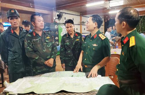  Trung tướng Phạm Trường Sơn (giữa) đang nghe báo cáo của lãnh đạo Quân khu 5 về công tác tìm kiếm 