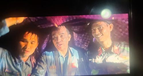  Anh Nguyễn Văn Liển (bên trái) đã tìm thấy, hỗ trợ Thượng tá Nguyễn Hồng Quân (giữa) giữa rừng mưa lớn. Ảnh: NVCC 