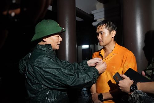  Trung tướng Phạm Trường Sơn, Phó Tổng tham mưu trưởng Quân đội Nhân dân Việt Nam thăm hỏi, động viên anh Nguyễn Văn Liển, Phó phi đội trưởng Phi đội 1, Trung đoàn 940 