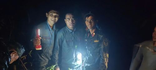  Anh Nguyễn Văn Liển (cầm đèn pin) tìm thấy, hỗ trợ người thầy gắn bó 13 năm của mình rời khỏi rừng an toàn. Ảnh: NVCC 