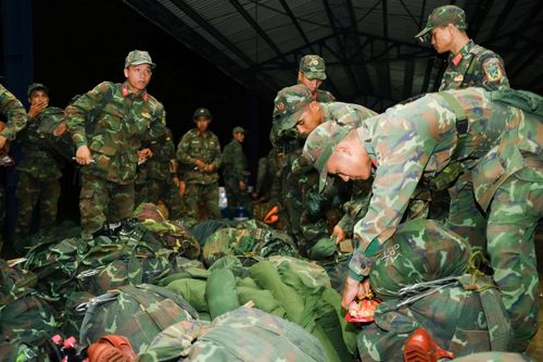  Lực lượng quân đội được huy động tăng cường vào đêm 6-11 để hỗ trợ công tác tìm kiếm 