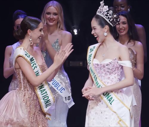 Khoảnh khắc đăng quang của hoa hậu Thanh Thủy.