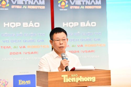 Nhà báo Phùng Công Sưởng – Tổng Biên tập Báo Tiền Phong, Trưởng Ban tổ chức cuộc thi phát biểu tại buổi họp báo.