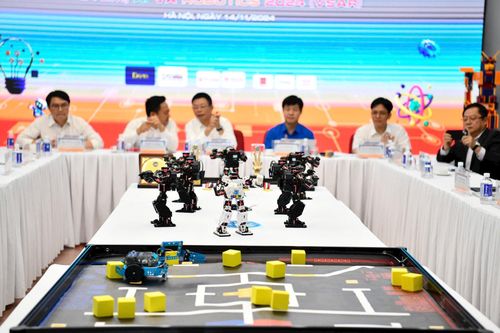 Tiết mục biểu diễn của robot tại buổi họp báo.