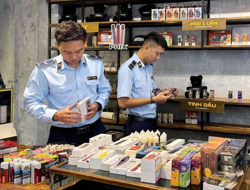 Đội Quản lý thị trường số 2 kiểm tra, thu giữ thuốc lá điện tử. Ảnh: Thanh Hiền.