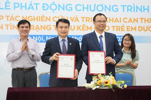  PGS.TS Trần Thanh Dương và ông Nguyễn Quốc Hưng - Tổng Giám đốc Dược Hunmed cùng ký biên bản hợp tác