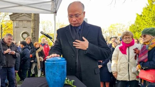 Đại sứ Đinh Toàn Thắng kính cẩn tiễn biệt Madeleine Riffaud, người bạn thủy chung và hết lòng vì hòa bình cho Việt Nam.