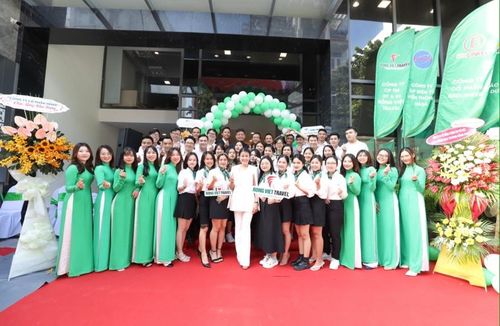 Cán bộ, nhân viên Rovi Travel chụp ảnh lưu niệm tại trụ sở công ty.