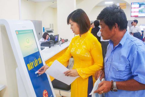 Hướng dẫn người dân làm thủ tục tại Trung tâm Hành chính công tỉnh.