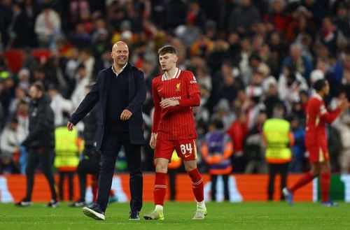 Slot trò chuyện với hậu vệ Conor Bradley sau khi Liverpool đánh bại Real 2-0 tại Anfield hôm 27/11. Ảnh: Reuters