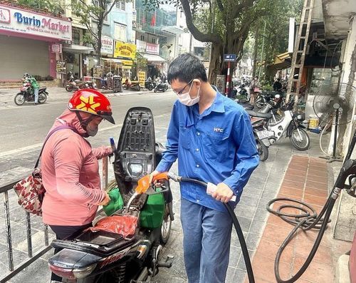 Giá xăng RON95-III giảm chỉ còn hơn 20.563 đồng/lít kể từ 15h ngày 5/12. Ảnh: Hải Anh