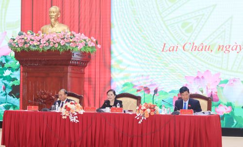 Các đồng chí đồng chủ trì phiên thảo luận tại hội trường.