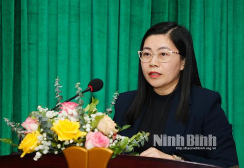 Lãnh đạo Trường Chính trị tỉnh báo cáo kết quả xây dựng Trường Chính trị tỉnh đạt chuẩn mức 1.