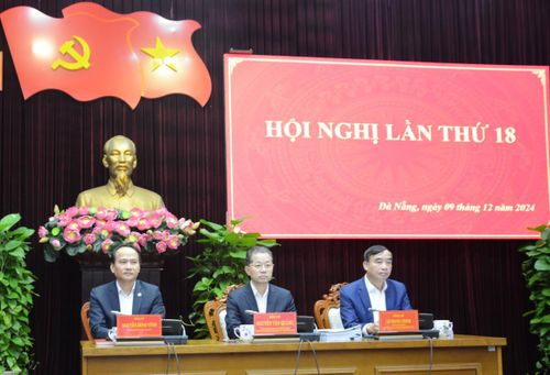 Các đồng chí chủ trì hội nghị