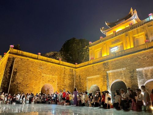 Lượng khách quốc tế đến nước ta đạt hơn 15,8 triệu lượt người, tăng 41,0% so với cùng kỳ năm trước. Ảnh: Hànôịmới