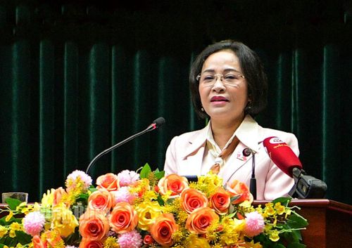 Đồng chí Phó Chủ tịch Quốc hội Nguyễn Thị Thanh trả lời, làm rõ kiến nghị của cử tri.