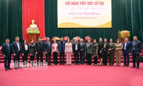 Các đại biểu Quốc hội tỉnh và các đồng chí lãnh đạo tỉnh với cử tri huyện Nho Quan.