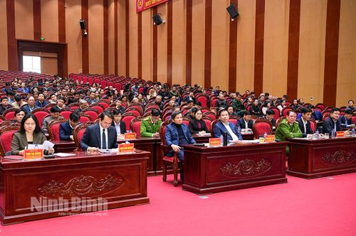 Các đại biểu dự hội nghị tiếp xúc cử tri huyện Nho Quan.