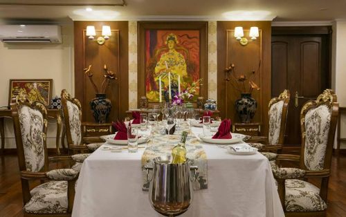 Nhà hàng Cần Chánh Điện trên du thuyền Emperor Cruises.