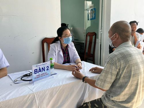 Nhân viên Trung tâm Y tế huyện Nhà Bè đang thăm khám cho người bệnh