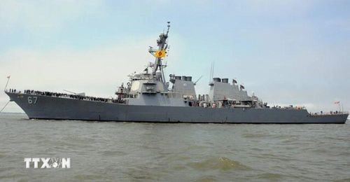 Houthi nhắm mục tiêu tấn công tàu khu trục Mỹ, được xác định là tàu USS Cole ở Vịnh Aden. (Ảnh: REUTERS/TTXVN)