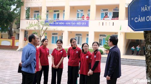 Giáo viên Trường THCS Nghi Đức trao đổi với học sinh sau các tiết học. Ảnh: Mỹ Hà
