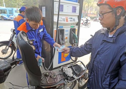 Người dân mua xăng, dầu tại một điểm kinh doanh trên địa bàn Hà Nội. Ảnh: Trần Việt - TTXVN