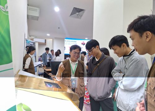 Nhóm sinh viên Trường Đại học Bách khoa và Trường Đại học Kinh tế (Đại học Đà Nẵng) giới thiệu mô hình sản phẩm của nhóm tại một cuộc thi. Ảnh: HÀ KHUÊ