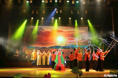 Hát múa "Bình minh chốn làng quê" mở màn chương trình. Ảnh: Thanh Nga
