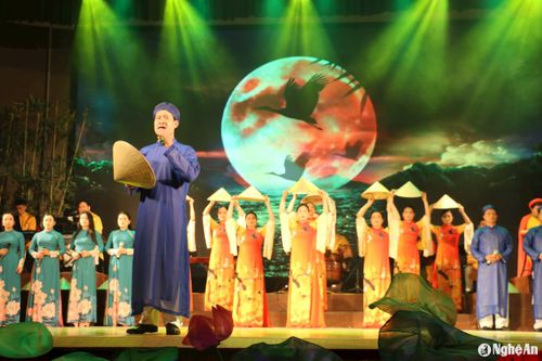 Tiết mục ví, giặm được khán giả nồng nhiệt đón nhận. Ảnh: Thanh Nga