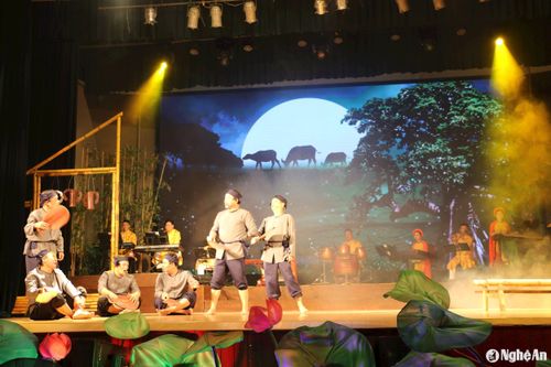 Tiết mục "Nhớ tiếng “Mõ Trâu” tốp ca nam tạo nên điểm nhấn trong chương trình. Ảnh: Thanh Nga